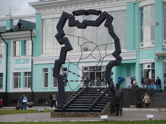 Омск. Памятник железным дорогам Омской области на вокзале