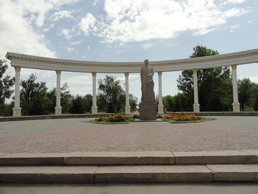 Памятник Жамбылу Жабаеву в Капчагае