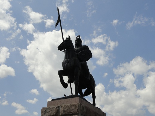 Памятник Кабанбай батыру на развязке возле Учарала