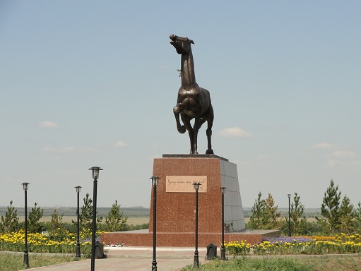 Монумент 'Кулагер' на выезде из Кокшетау